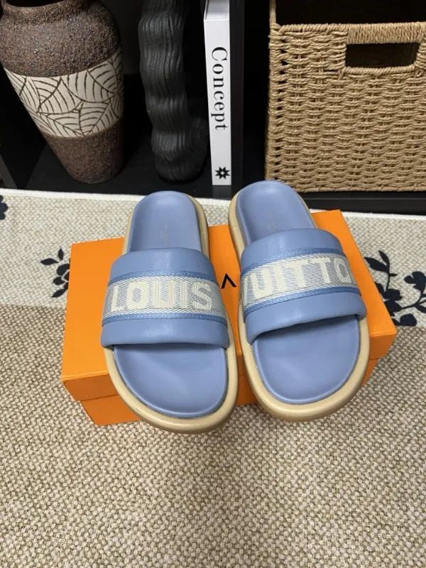 P320💰[New model] Long-term availability, 2025 new model, couple model [LOUlS VUlTTON] comes with drawer box, bag, card, invoice "Louis Vuitton ~ unique modern sandals. 》LV counter purchasing 🏃Men's and women's casual slippers, sold at the same time at the counter, the original old flower material upper is soft and comfortable, (refuses to discolor and rub the feet) sole: original factory special combination original sole, code number: 35--46 4 multiple colors 🉑️ to choose from